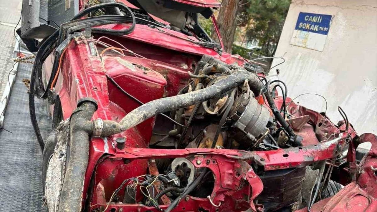 Gelibolu'da otomobil ağaca çarptı: sürücü Alper Atıcı hayatını kaybetti