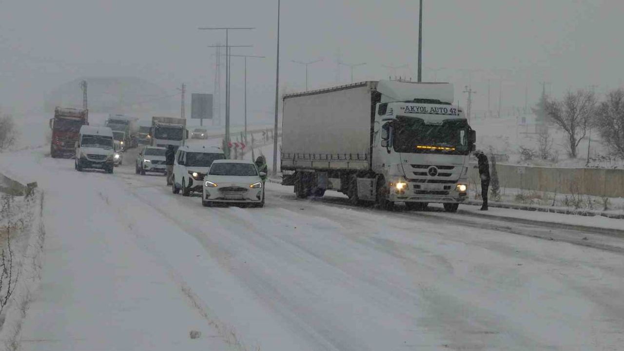 Gercüş’te Ayrancı Geçidi Kar Nedeniyle Ulaşıma Kapandı