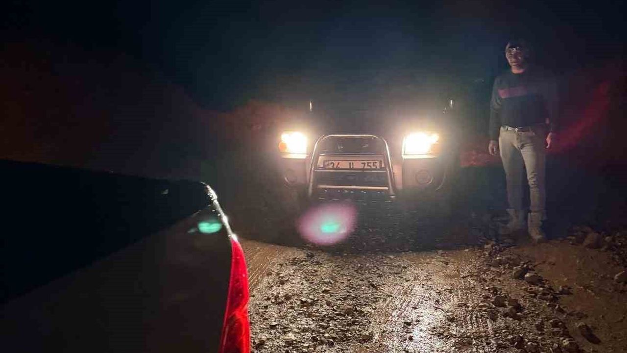 Gercüş’te çamura saplanan pikap İlçe Özel İdare ekiplerince kurtarıldı