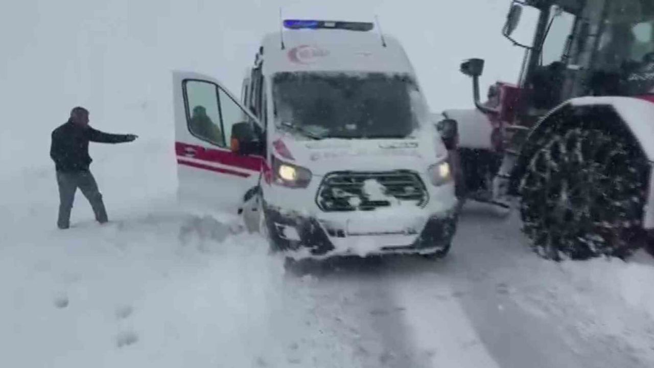 Gercüş’te karda mahsur kalan ambulans İl Özel İdare ekiplerince kurtarıldı