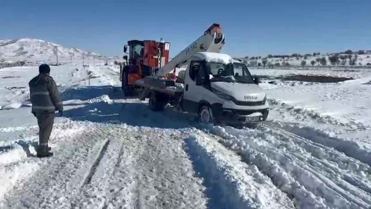 Gercüş'te Karla Mücadele: Hasta, Ambulans ve Mahsur Araçlar Kurtarıldı