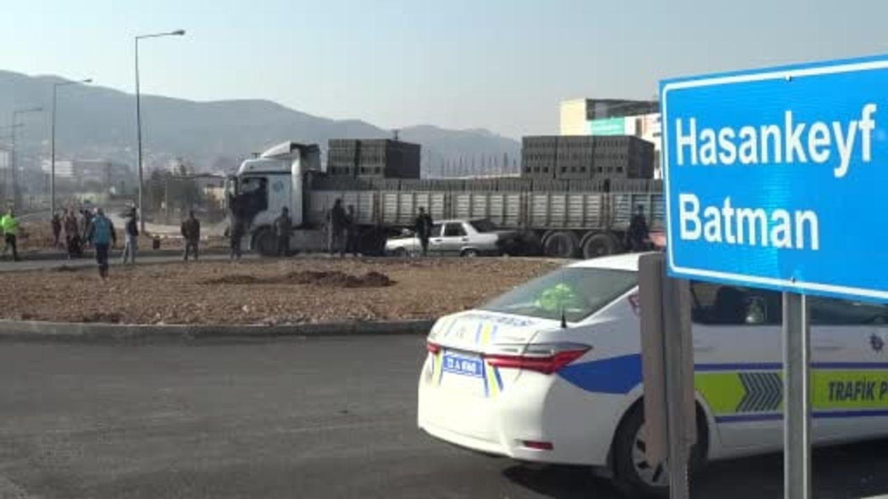 Gercüş’te kavşakta tır ile otomobil çarpıştı; maddi hasar oluştu