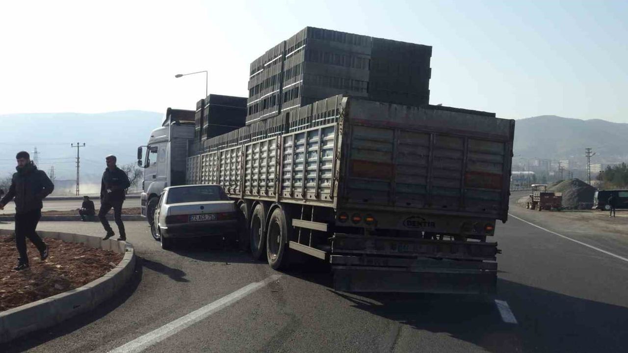 Gercüş'te tırın dorsesinin altına giren otomobil: Yaralanma yok, maddi hasar oluştu