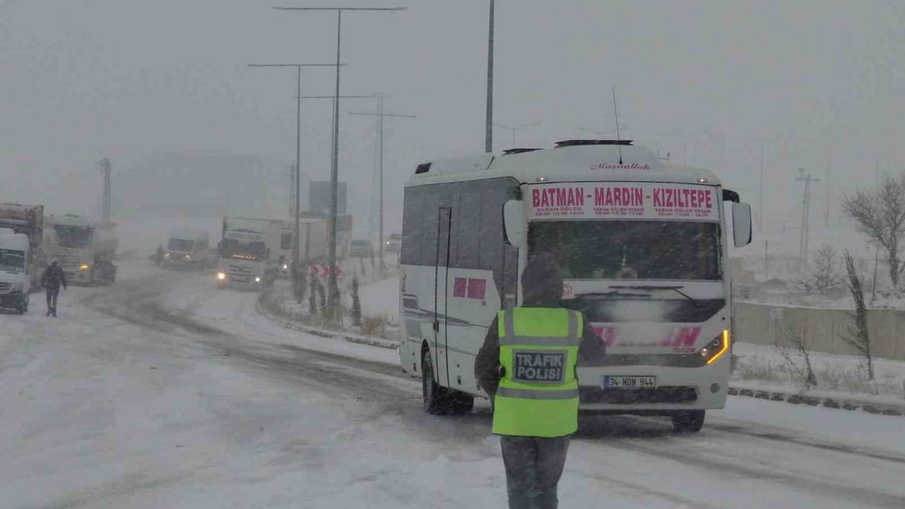 Gercüş’te Yoğun Kar ve Buzlanmada Yolda Kalanlara Polis Yardımı