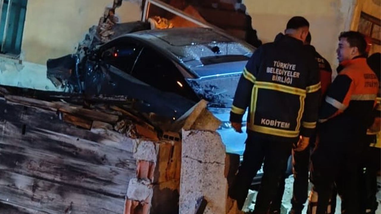 Gerede'de otomobil bina duvarına çarptı: Sürücü Kamil E. yaralandı