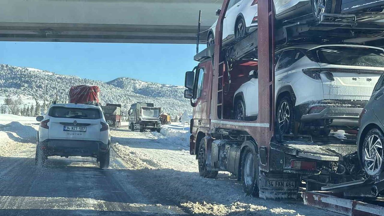 Gerede-Samsun kara yolu ekip çalışmasıyla sabah saat 06.00'da yeniden trafiğe açıldı