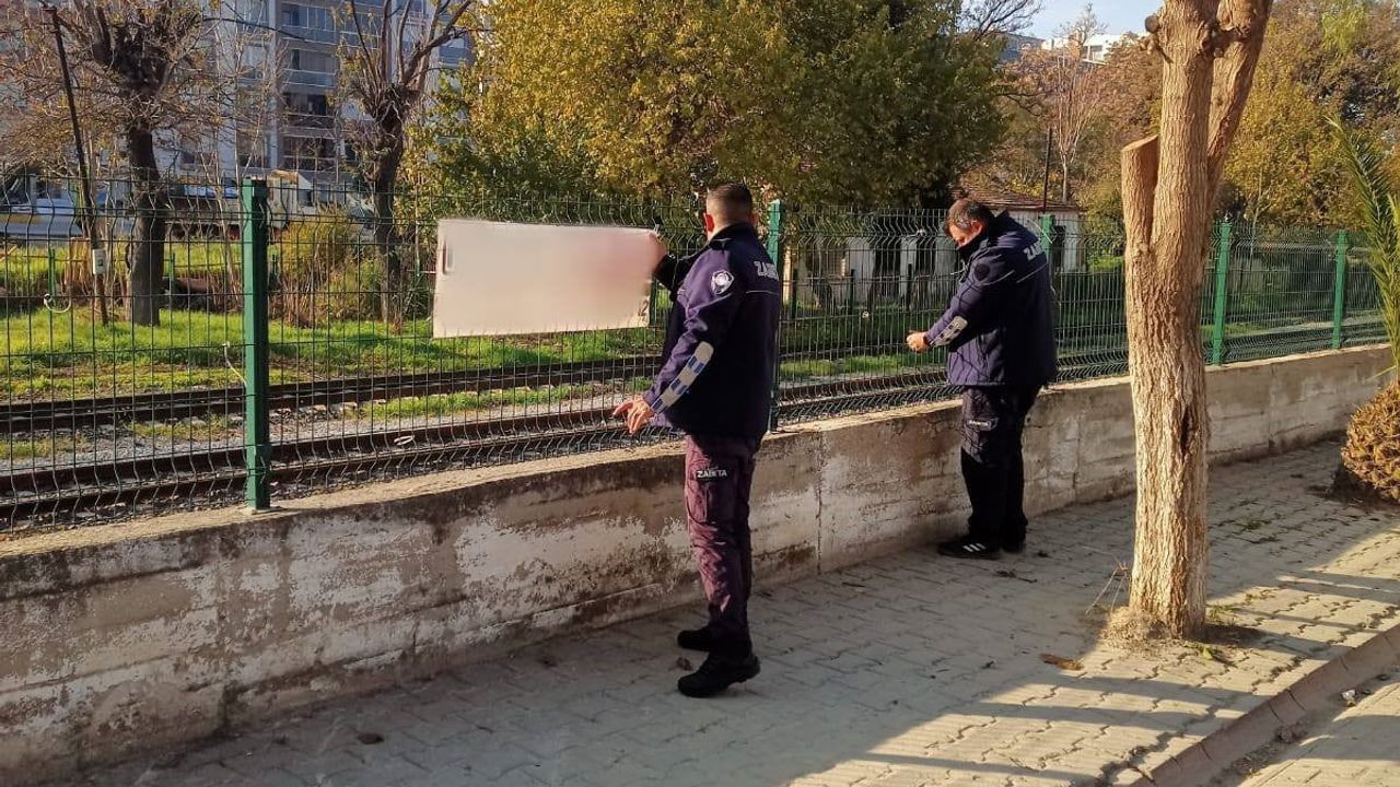 Germencik Belediyesi İstasyon Mahallesi'nde izinsiz afişleri kaldırdı