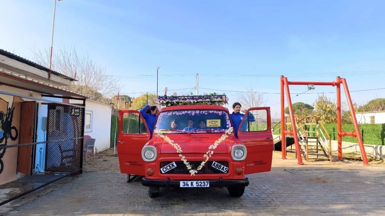 Germencik’te hurdaya ayrılan 'Çiçek Abbas' minibüsü çocuk oyun alanına dönüştürüldü