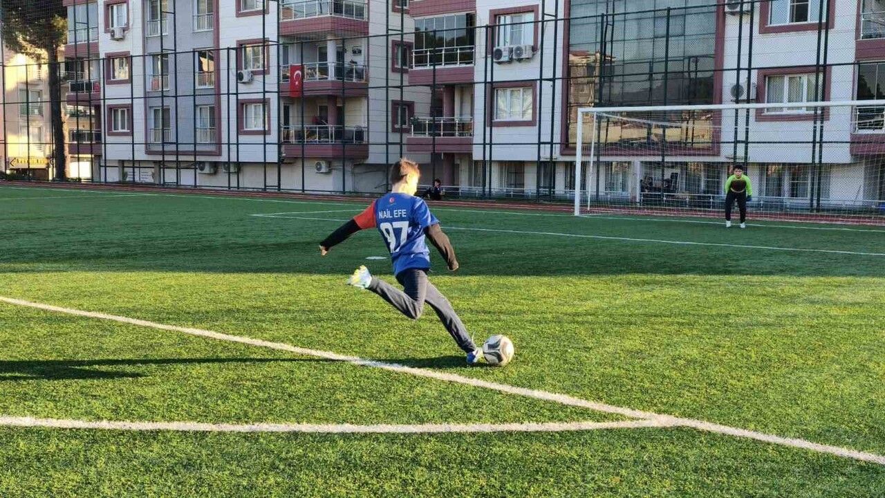 Germencik'te kız ve erkek futbol kursları profesyonel eğitmenlerle sürüyor