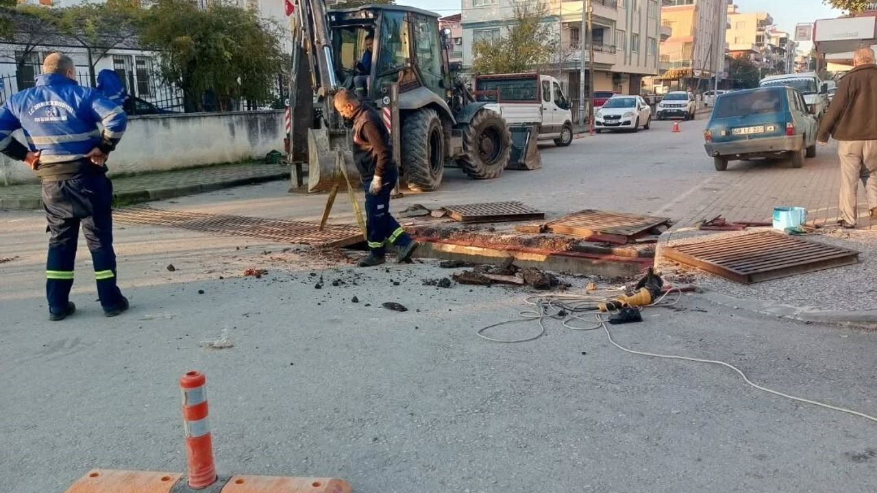 Germencik’te menfez ve mazgal temizliği: Yağmur suyu hattı bakımı sürüyor