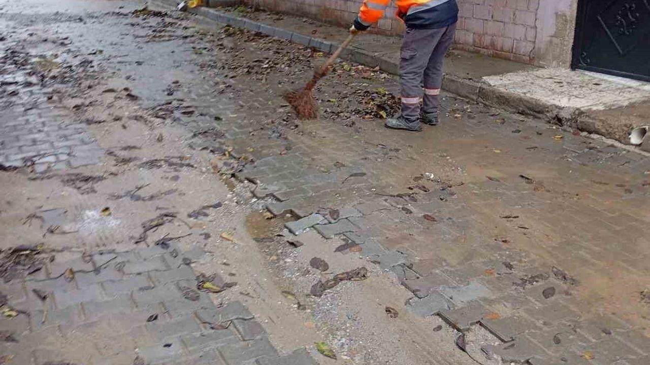 Germencik'te Yağış Sonrası Belediye Ekipleri Sahada: Su Birikintilerine Müdahale Sürüyor