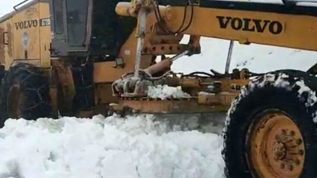 Gezbeli Geçidi'nde kapanan yol, kar temizleme çalışmalarının ardından açıldı