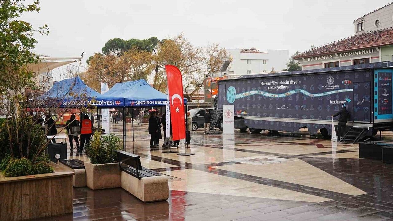 Gezen Sinema Tırı ve Gezici Kütüphane Sındırgı'da Depremzede Çocuklara Moral Verdi