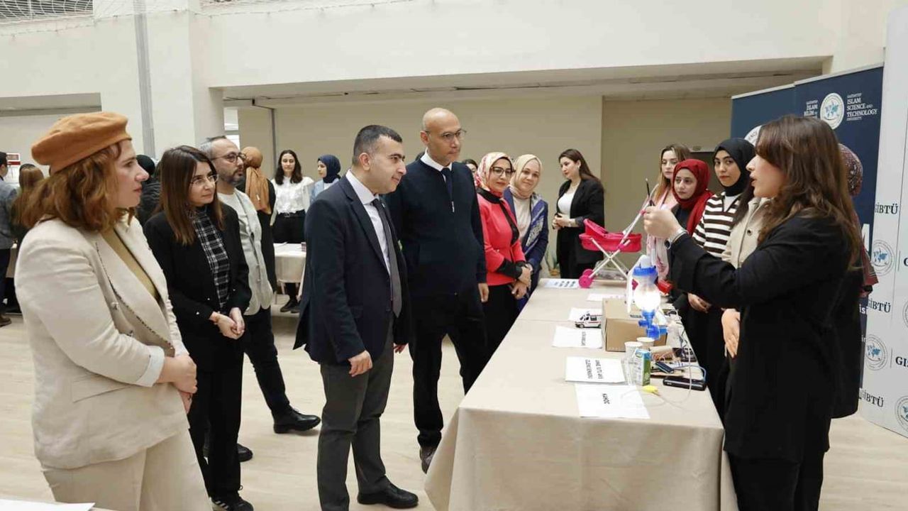 GİBTÜ Ebelik Bölümü Öğrencileri 'Ebelikte İnovasyon' Projelerini Bilim Kafe'de Sergiledi