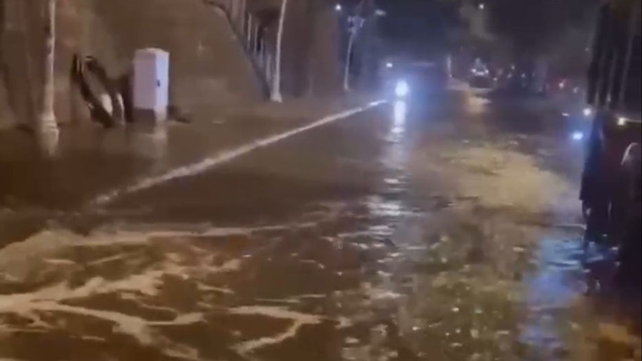 Giresun'da fırtına Tirebolu'da sahil yolunu su altında bıraktı