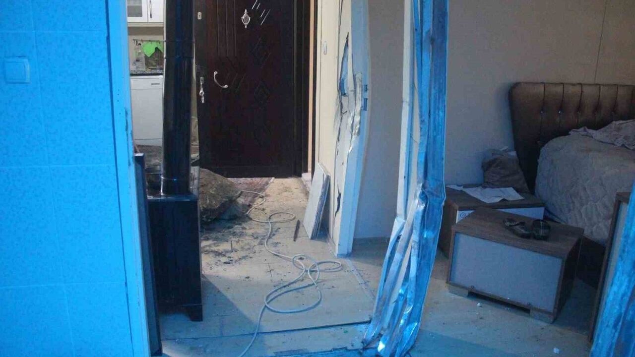 Giresun’da riskli kayaların kaldırılması sırasında kaya parçası evin içine girdi