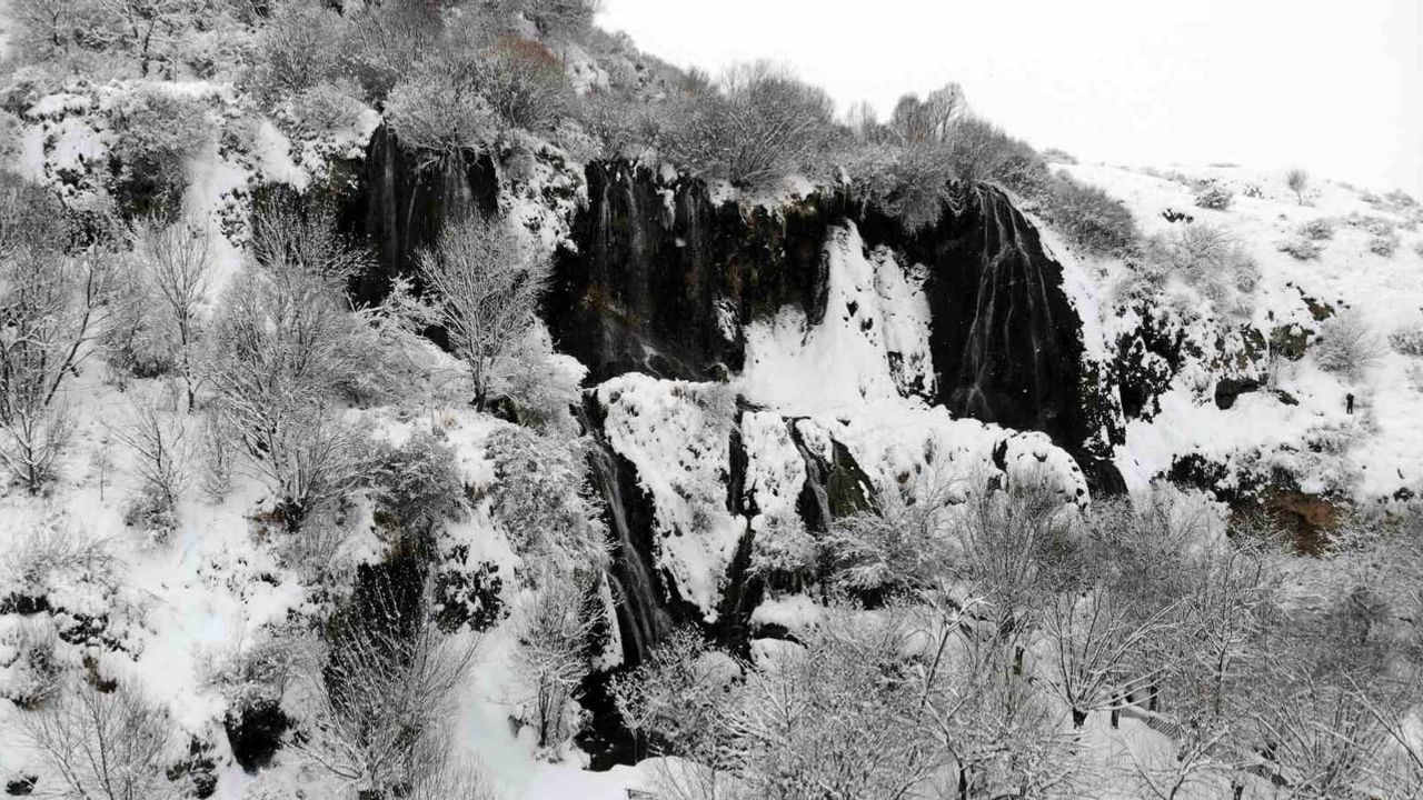 Girlevik Şelalesi kışta karla kaplandı, ziyaretçi ilgisi sürüyor