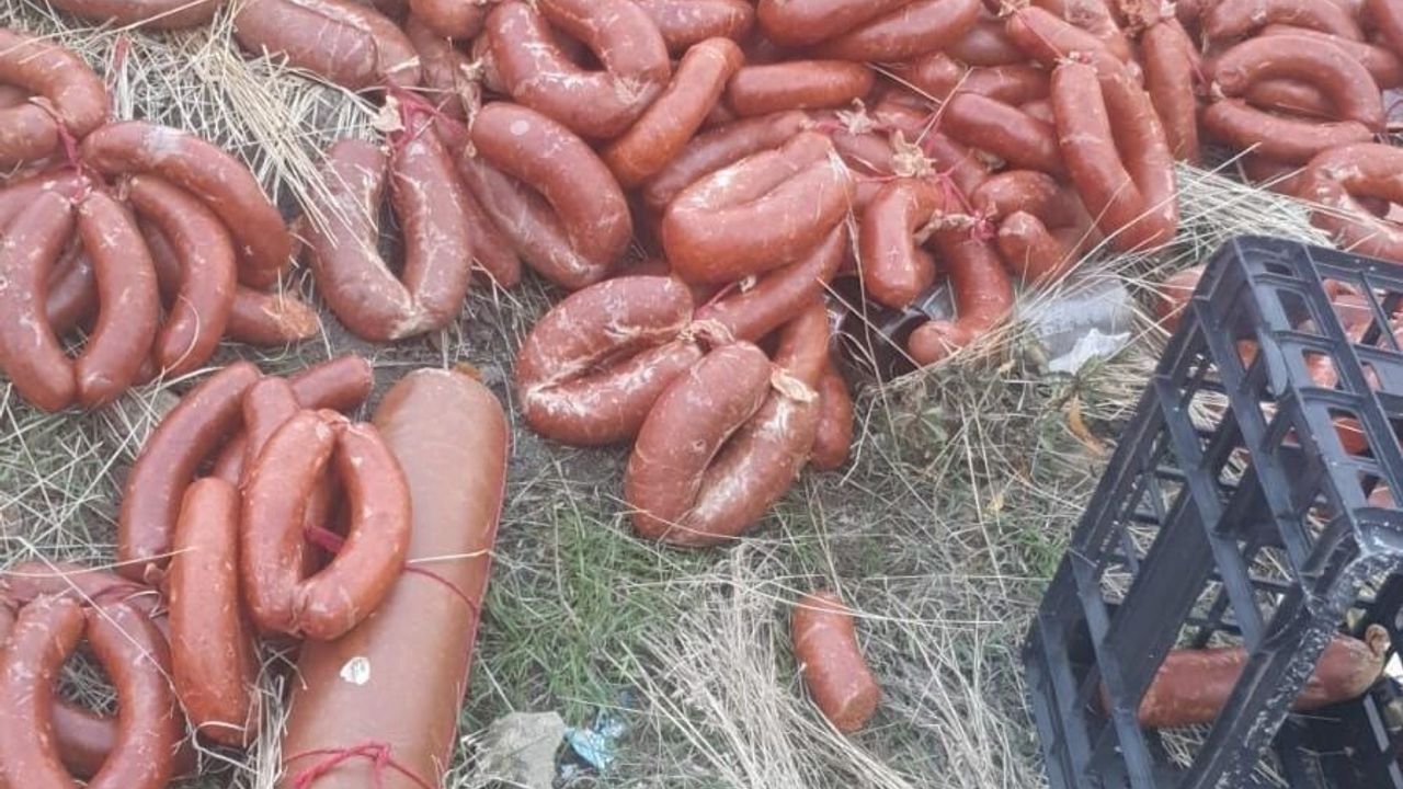Gölbaşı'nda boş araziye atılmış çok sayıda et ürünü bulundu
