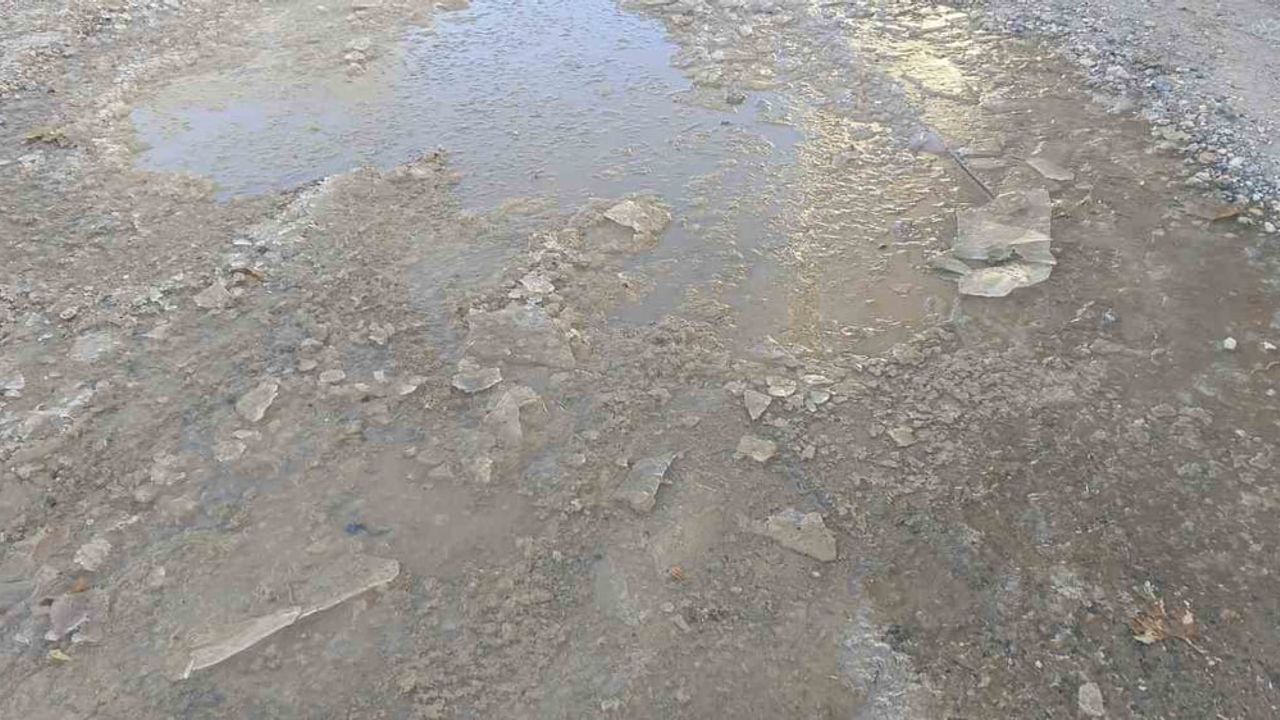 Gölbaşı'nda gece etkili soğuk hava suları dondurdu