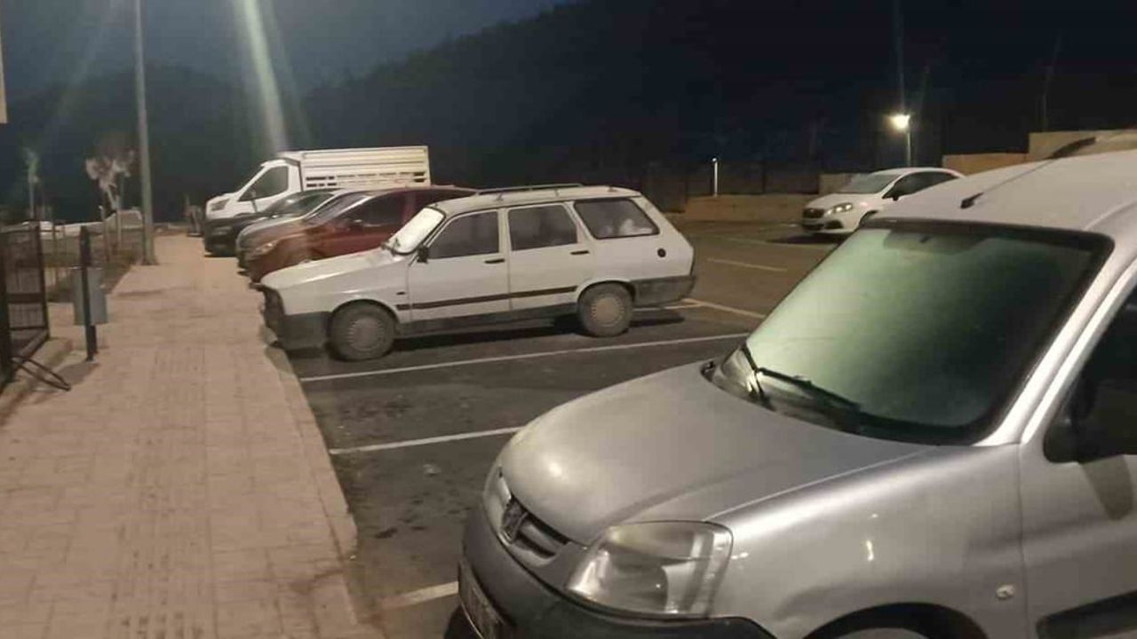Gölbaşı'nda mevsim normallerinin altında seyreden soğuk hava araç camlarını buzlattı