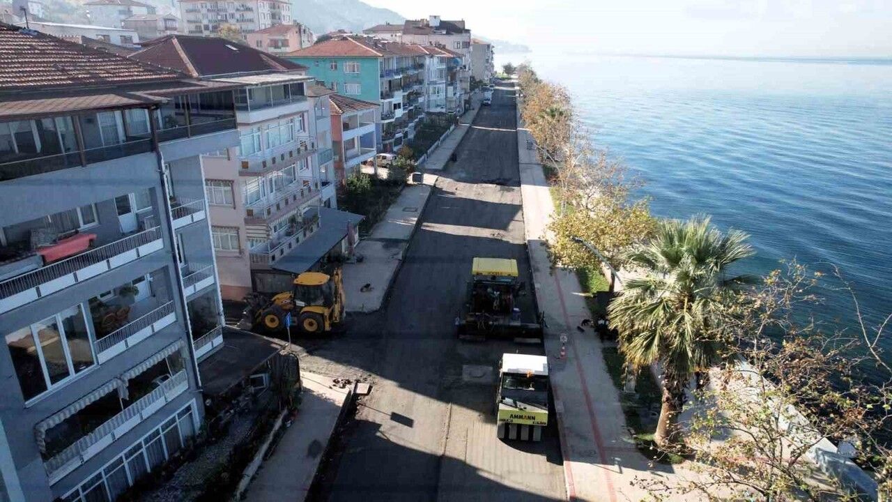 Gölcük Halıdere Sahil Caddesi'nde üstyapı yenileme çalışması başladı