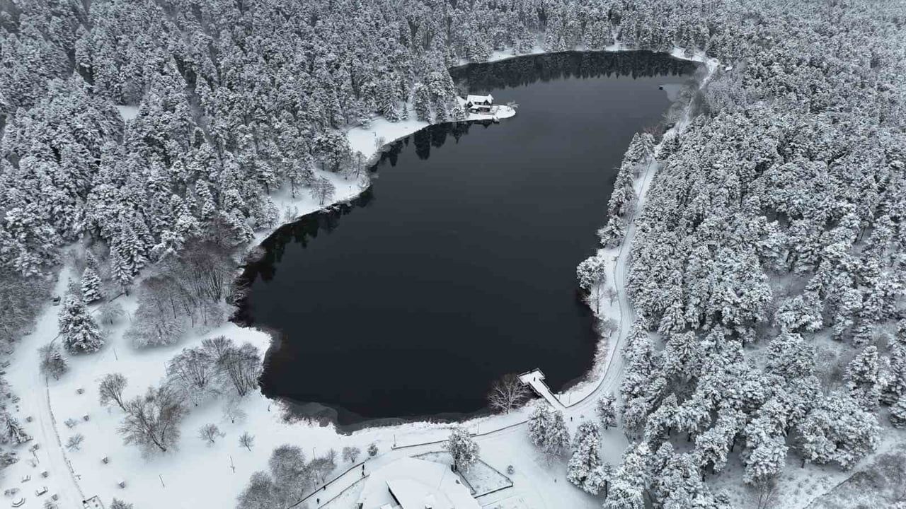 Gölcük Tabiat Parkı karla kaplandı: Kartpostallık görüntüler drondan kaydedildi