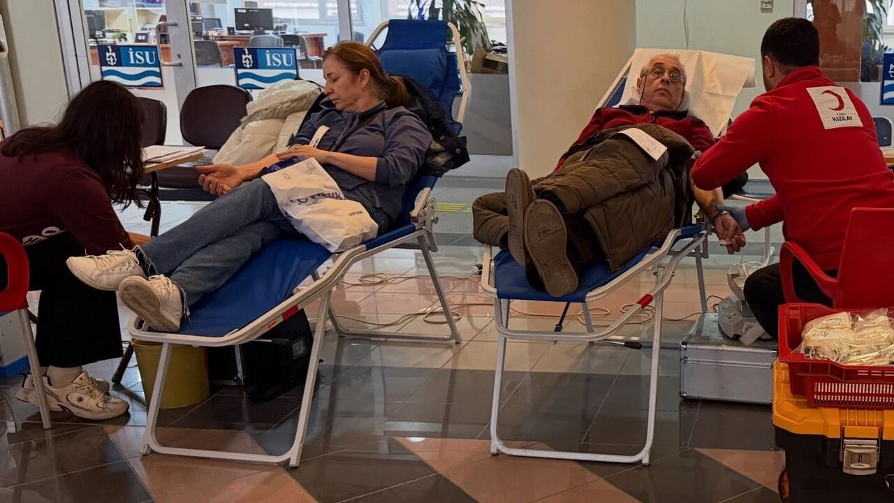 Gölcük’te belediye personeli ve vatandaşlar kan bağışı kampanyasına destek verdi