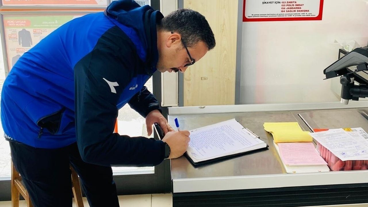 Gölcük’te zabıta market denetiminde son kullanma tarihi geçmiş gıdalar ele geçirildi ve imha edildi