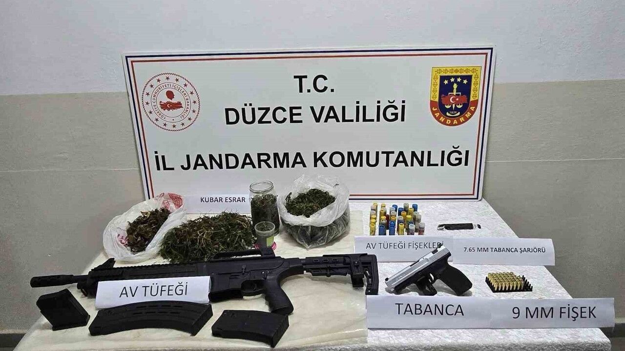 Gölyaka'da jandarma operasyonu: 1 kişi gözaltına alındı, çok sayıda uyuşturucu ve ruhsatsız silah ele geçirildi