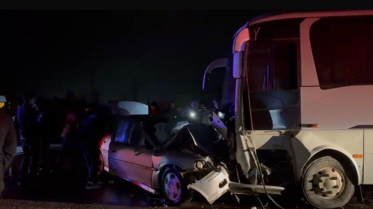 Gönen'de işçi servisi ile otomobil çarpıştı: 1 ölü, 13 yaralı