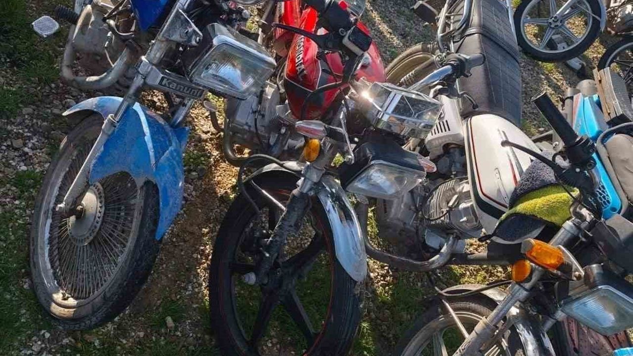 Gönen’de ruhsatsız silah ve 3 çalıntı motosiklet ele geçirildi