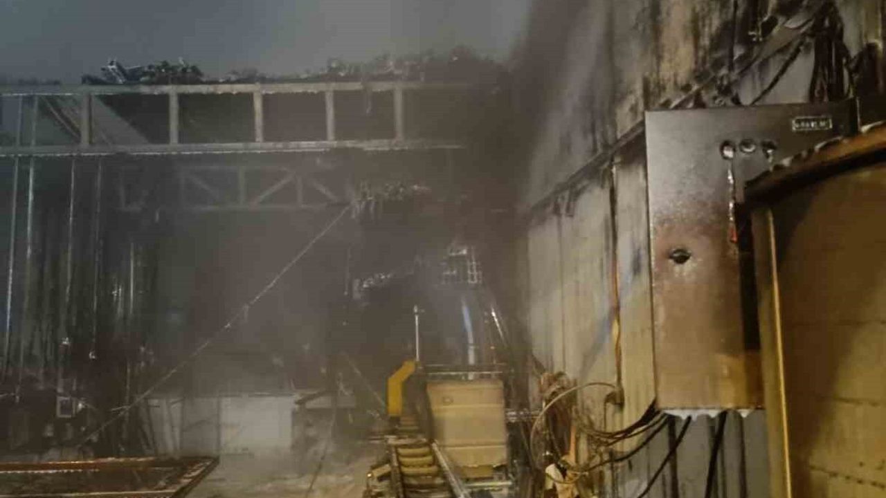 Gönen'de sanayi sitesinde PVC atölyesi yangını: İş yeri kullanılamaz hale geldi