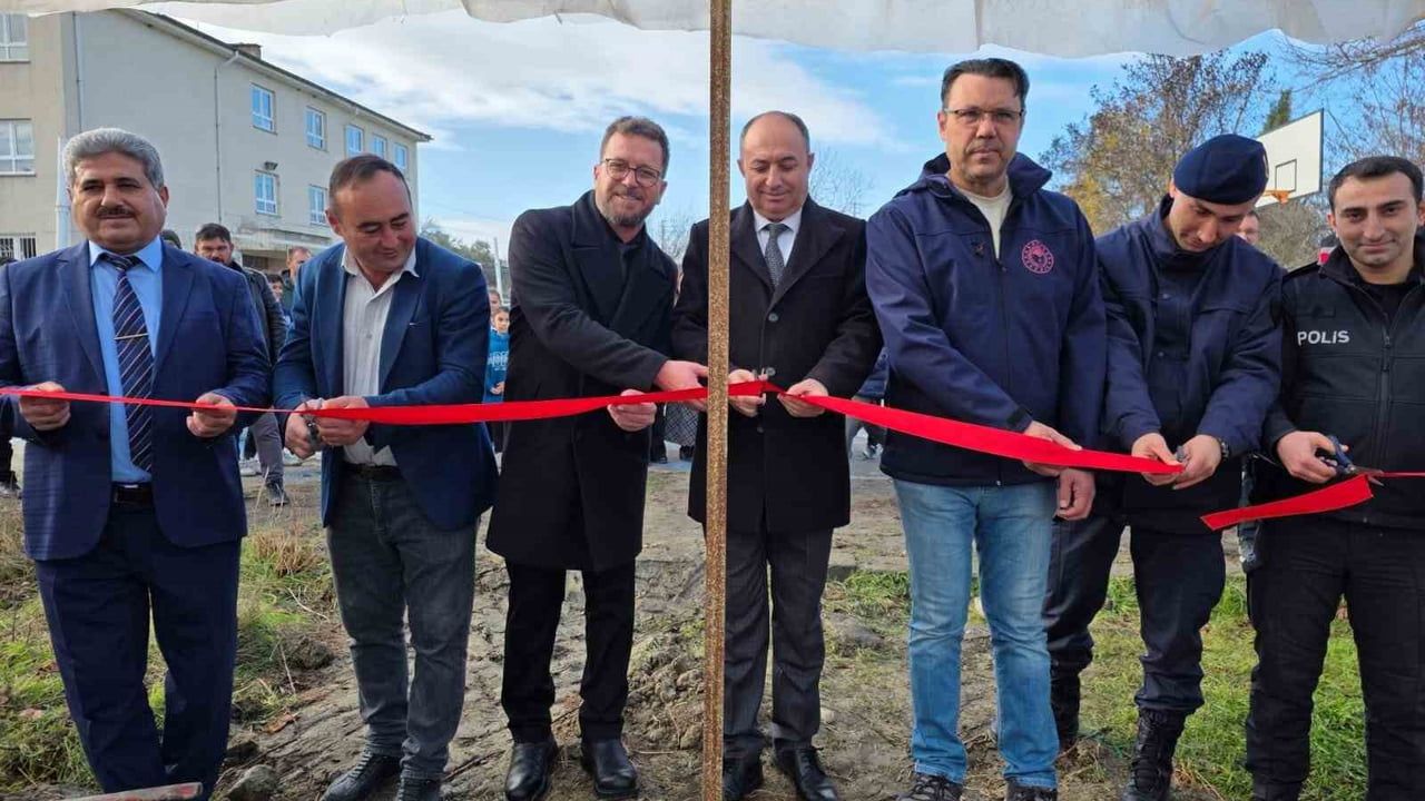 Gördes'te okul serasında çilek üretimi başladı; gelir engelli bireyler için kullanılacak