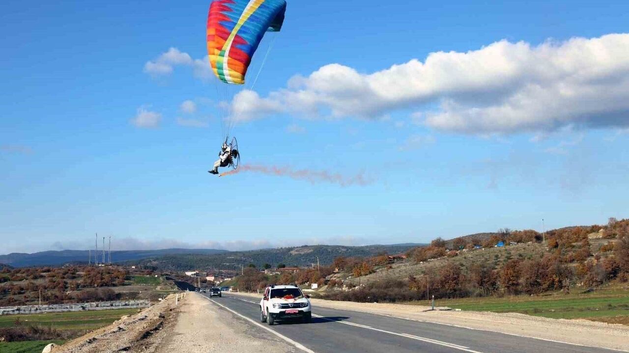 Gördes'te paramotorlu düğün sürprizi: Gelin arabasının önüne alçaktan iniş