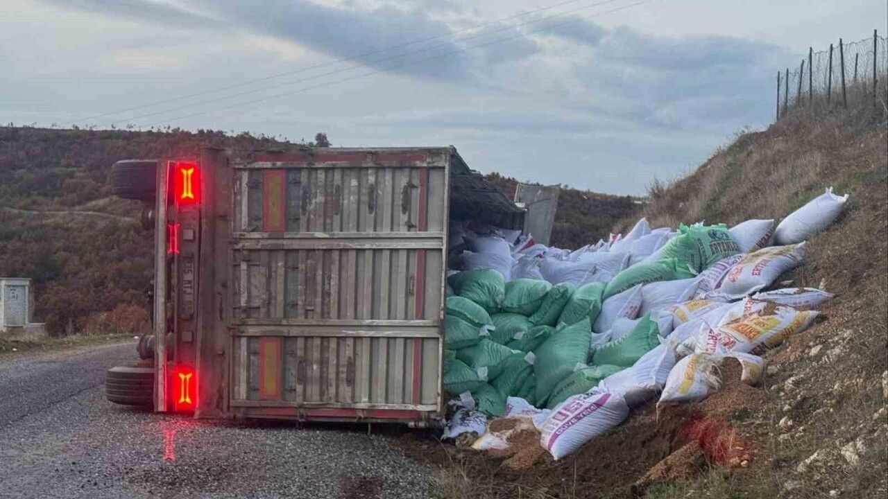 Gördes'te yem yüklü tır virajı alamayarak devrildi: 1 yaralı
