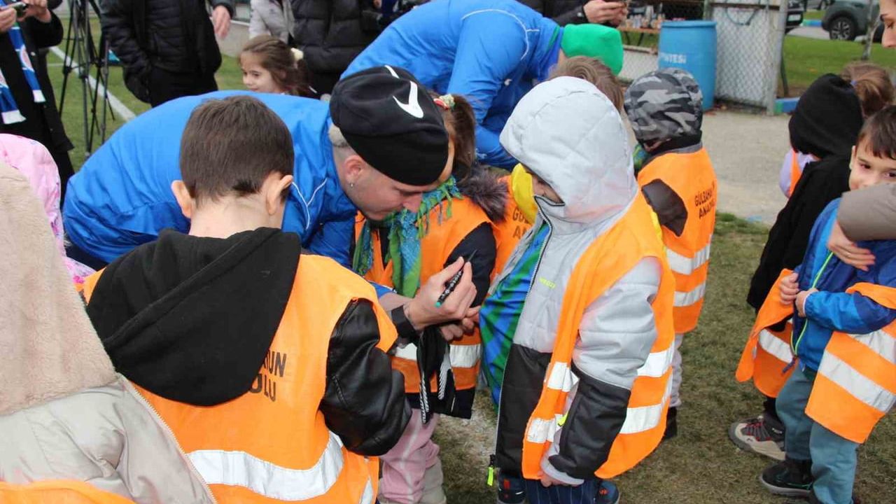 Gülbahar Anaokulu Öğrencileri Mehmet Cengiz Tesisleri'nde Çaykur Rizespor'u Ziyaret Etti