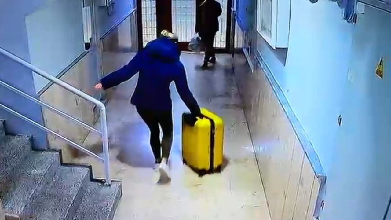 Güllü’nün kızının ve arkadaşının bavullarla binadan çıktığı anlar güvenlik kamerasında