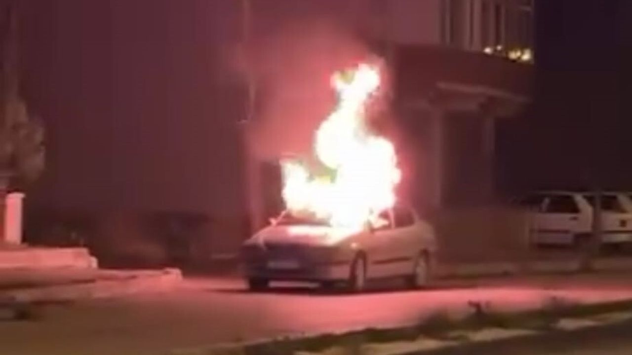 Gümüşhacıköy'de seyir halindeki otomobil alev alarak kullanılamaz hale geldi