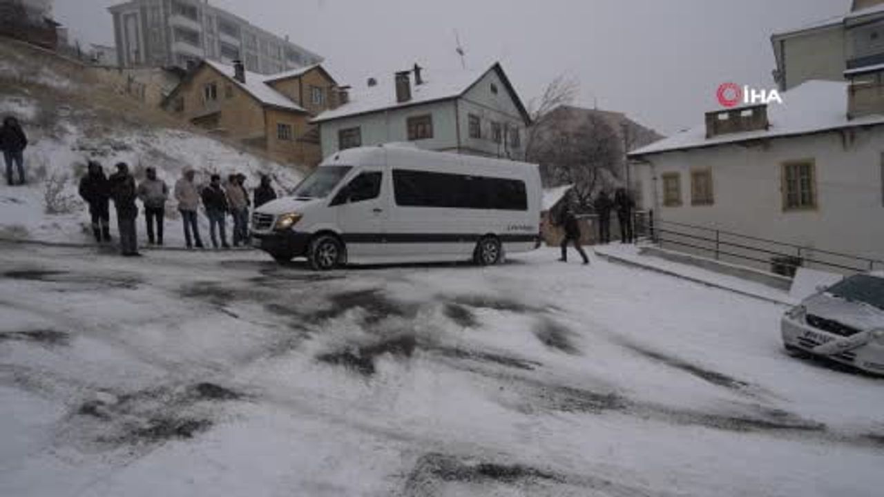 Gümüşhane'de 2 Ocak Cuma eğitime kar ve buzlanma nedeniyle ara verildi