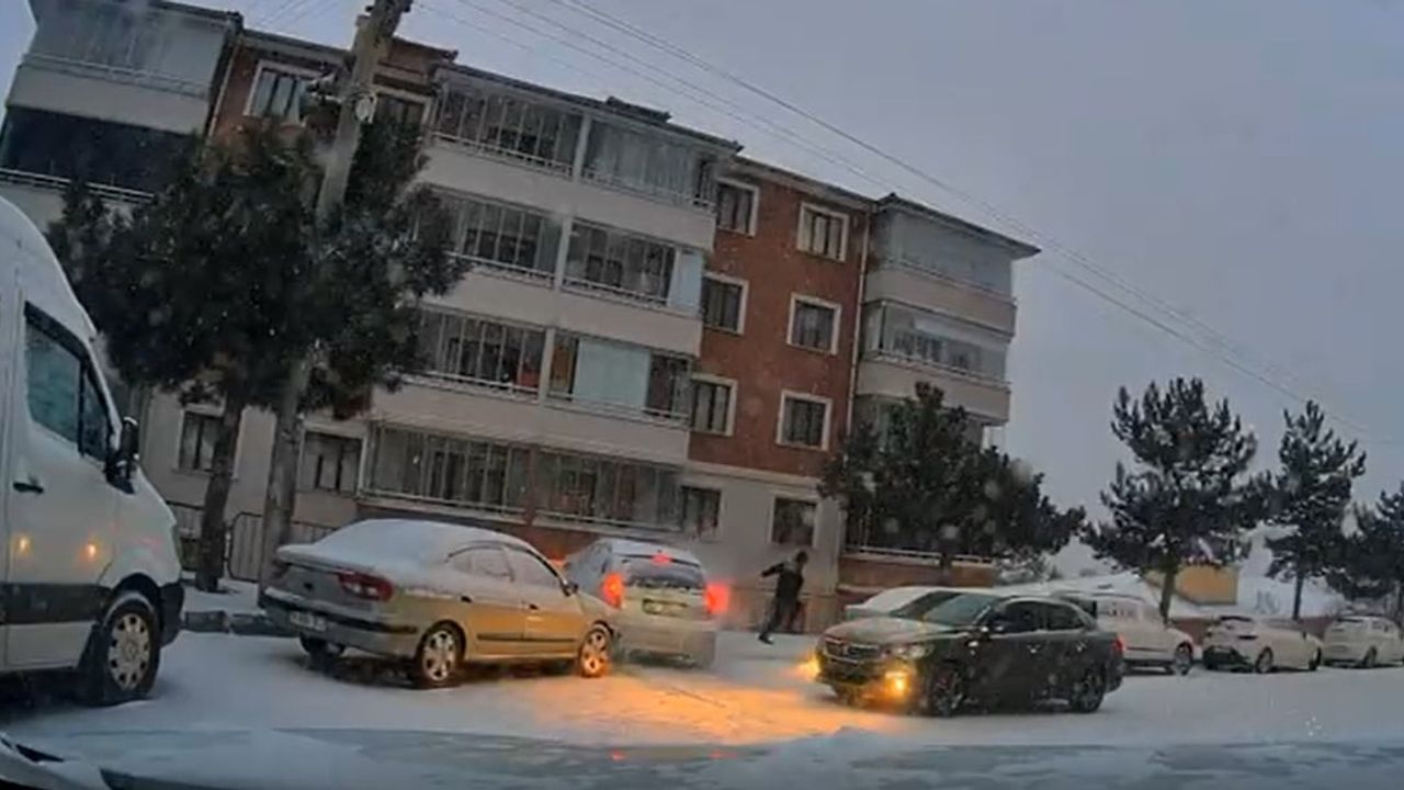 Gümüşhane'de buzlanma nedeniyle yokuş aşağı kayan 2 araç kamerada