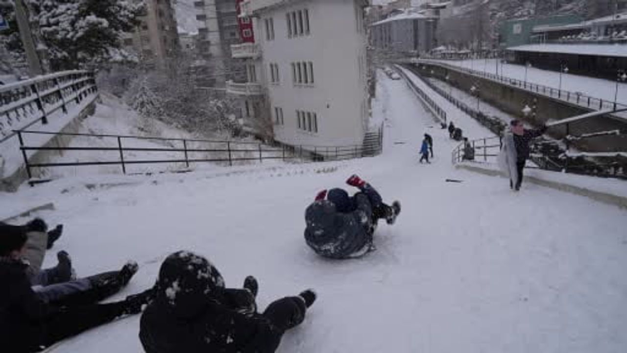 Gümüşhane'de kar tatili sokakları çocuk neşesine dönüştürdü
