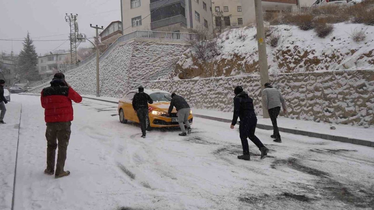 Gümüşhane'de kar ve buzlanma ulaşımı aksattı: Öğrenci servisi kaydı, vatandaşlar belediyeyi eleştirdi