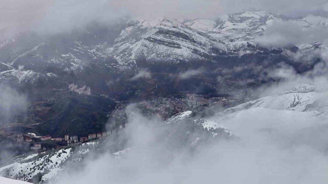 Gümüşhane'de kar ve sis kartpostallık görüntüler oluşturdu