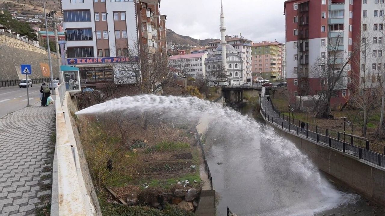 Gümüşhane Karaer Mahallesi'nde ana isale hattındaki vana açıldı; tonlarca içme suyu Harşit Çayı'na aktı