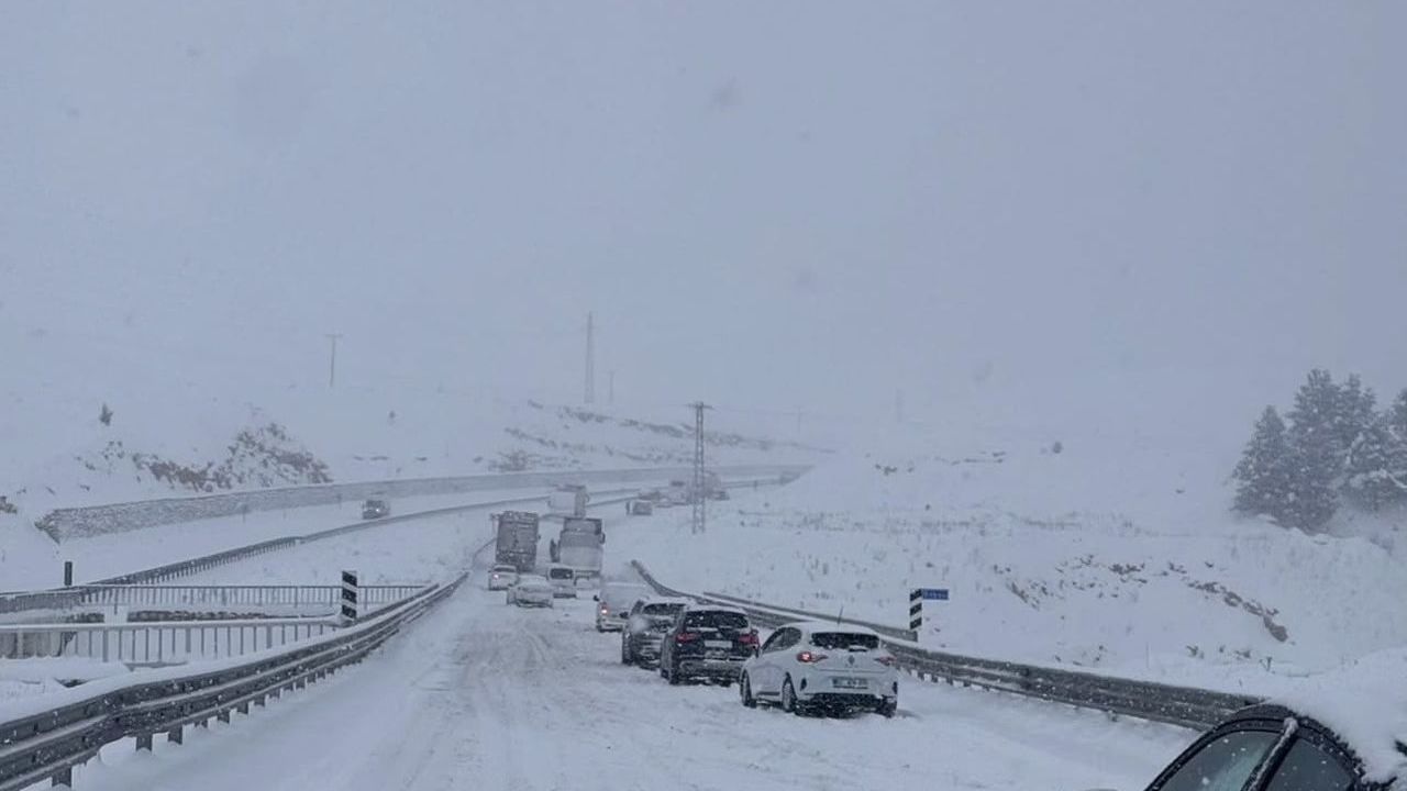 Güneydoğu'da kar yağışı ulaşımı aksattı: Mardin ve Diyarbakır'da yollar kapandı