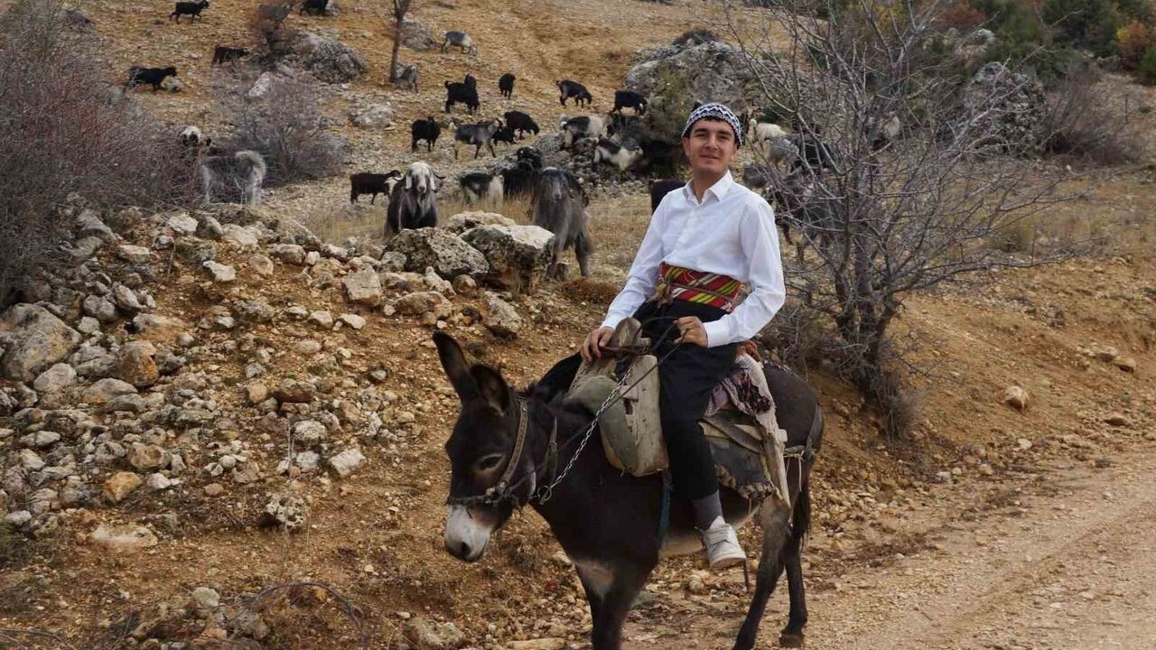 Güneyyurtlu 18 Yaşındaki Yusuf Efe Saparca, Manileriyle Yörük Geleneğini Yaşatıyor