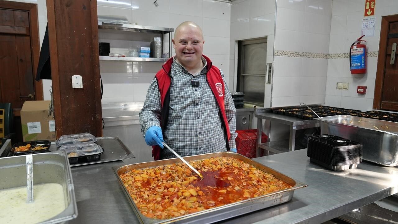 Gürsu'da Mesut, Dünya Engelliler Günü'nde yemek dağıtımına katıldı