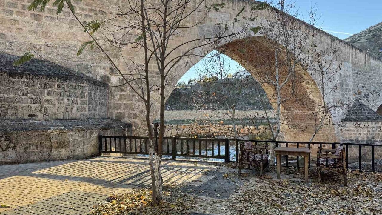 Haburman Köprüsü: Bin yıllık Artuklu eseri kışın kartpostallık görüntüler sunuyor