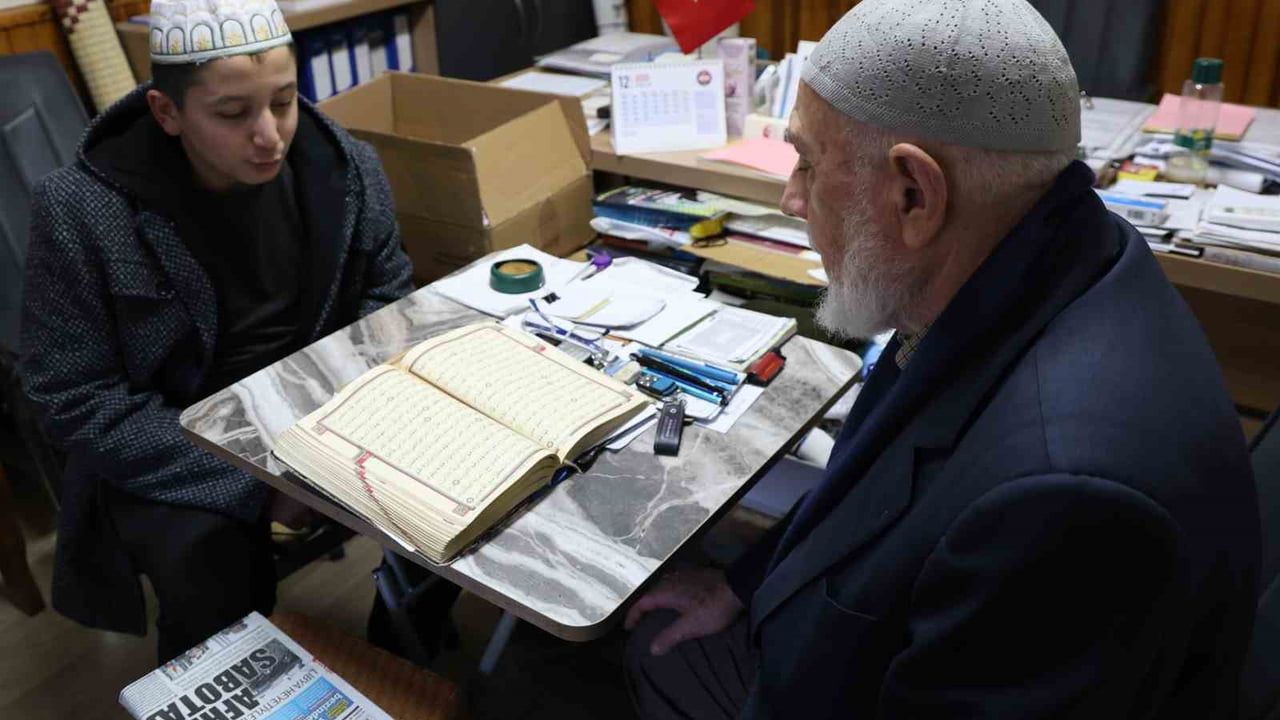Hafız Ahmet Avcı'nın Nazilli Koca Camii avlusunda süren Kur'an hizmeti