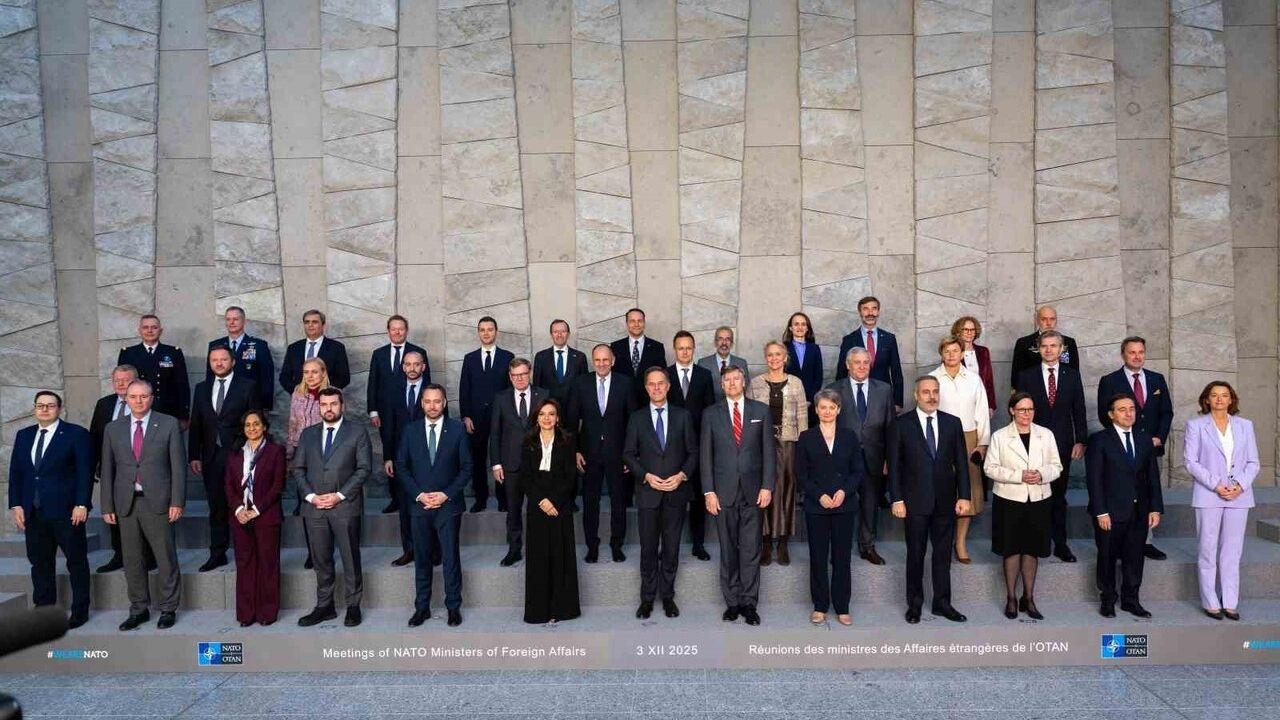 Hakan Fidan, Brüksel'de NATO Dışişleri Bakanları Toplantısı'nda Aile Fotoğrafı Çektirdi